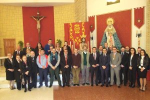  Las Hermandades de la Unidad y Prendimiento, junto con el vicepresidente de la Diputación y el jefe de Presidencia de la Diputación, posan ante las 