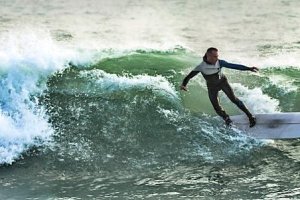 Sigfrid de mario, surfeando en una tabla long, señala que este deporte “te hace ser positivo y tranquilo”.