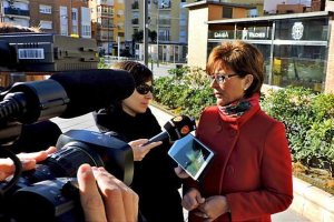 La concejala socialista Adriana Valverde, junto al parking de la avenida de Vilches. 