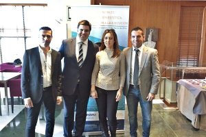 Jon Gurrea (centro) con miembros del Colegio de Almería.