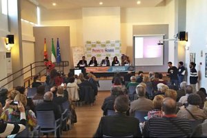 El salón de actos del Albergue Inturjoven en Almería, a rebosar durante el acto de inauguración del encuentro.