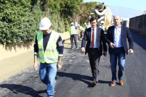 El alcalde y el concejal de Agricultura visitando varias vías de la localidad. 