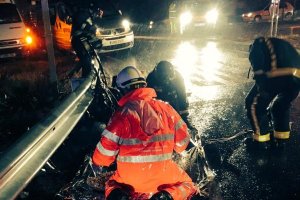 Atención sanitaria y de bomberos en el accidente de Dalías.