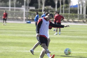 Fran Vélez lanzando a portería.