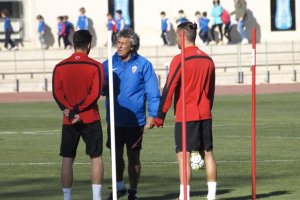 Pipo Goro hablando con Quique y Chuli.