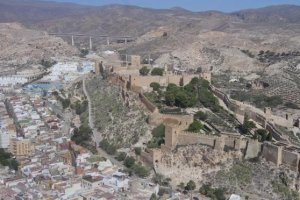 Vista de la Alcazaba, cuyos rincones se ponen al descubierto. 