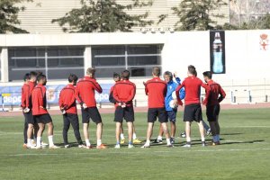 Pipo Goro, hablando con los futbolistas.