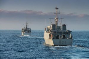 Ahora están realizando ejercicios de detección y neutralización de artefactos explosivos  en el Golfo de Vera.