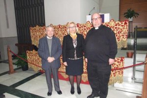 Francisco Salazar, Mari Carmen Pantoja y Jesús Zapata ante las nuevas bambalinas bordadas en oro, para el palio de la Virgen.