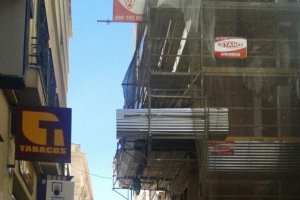 Andamio que dificulta el paso de las hermandades en calle Mariana