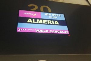 Imagen de la notificación del vuelo cancelado en el aeropuerto de Sevilla.