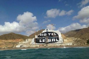 Hotel en el Algarrobico, visto desde el mar.