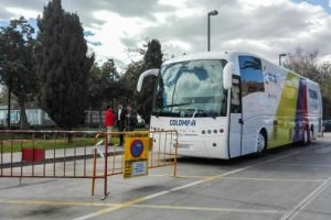Autobús turístico en las plazas para personas con movilidad reducida.