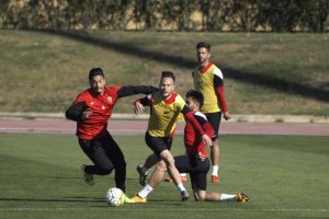 Iván Sánchez recibe una falta.