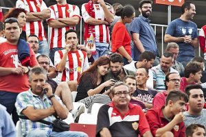 Los seguidores del Almería se hacen el cuerpo para lo que viene.