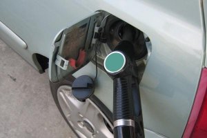 Un conductor echa combustible a su vehículo.