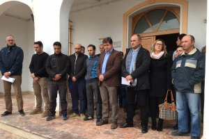 Minuto de silencio guardaro en el Ayuntamiento de Oria al que ha asistido la Corporación, trabajadores y vecinos. 