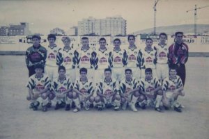 Pae, agachado cuarto de izquierda a derecha.