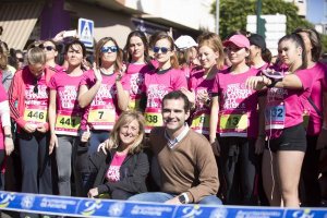 El alcalde, rodeado de mujeres.