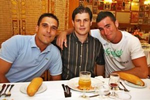Félix Crespo en el centro con sus compañeros del Muebles Mago.