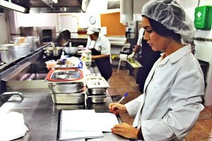 Trabajadoras en las cocinas de la asociación El Saliente. 