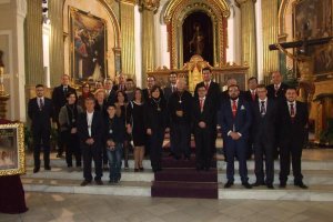  ueva junta de Gobierno de la Hermanda de la Santa Cena, con el consiliario, Esteban Belmonte, la presidenta de la Agrupación, hermanos mayores de ot