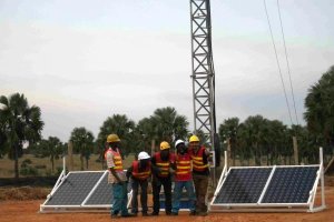 El Ejidense David Iban Cara con varios compañeros cameruneses en una obra. 