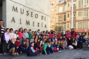Alumnos de 3º y 4º de Primaria del CEIP Saint Sylvain D’Anjou de La Gangosa, ayer.