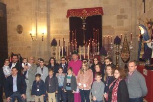  Tras jurar  las Reglas de la Hermandad del Prendimiento, los hermanos posan ante el Señor Cautivo de Medinaceli.