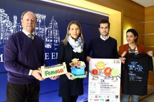 En la presentación, miembros del Ayuntamiento y colaboradores de la carrera.