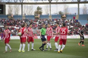 Los jugadores protestando a Pizarro Gómez.