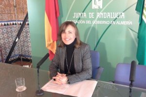 La delegada de Educación, Francisca Fernández, en rueda de prensa.