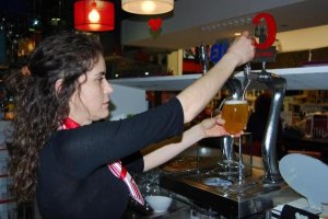 La barra gana a la mesa a la hora de tomar una cerveza.