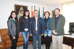 Tras la firma, el alcalde y concejales con representantes de ‘La Esperanza’.