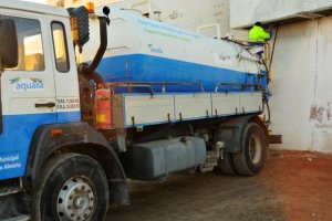 Un operario de Aqualia limpia los depósitos de San Cristóbal.
