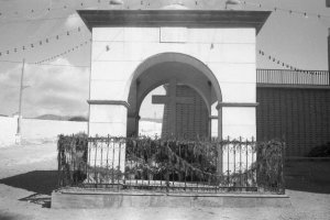 La Cruz de Caravaca junto al camino de tierra que hasta 1974 era el único acceso hacia los colegios, una vereda por la que no podían subir los autobu