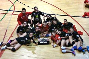 Las jugadoras muestran el resultado final del partido.