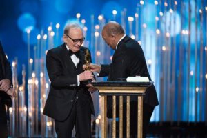 Ennio Morricone recibió el Óscar de manos del compositor Quincy Jones. (Foto: Aaron Poole / Ampas)