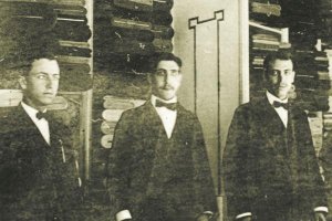 Empleados de La Pajarita en sus primeros años, donde se ven los estantes de tejidos.