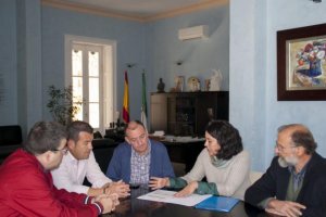 Personal municipal analizando los datos de la oficina.