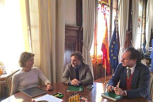 Isabel García Tejerina y José Fiscal en la reunión de esta tarde.