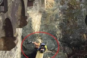 Arnold Fiek consiguió salir del agua.