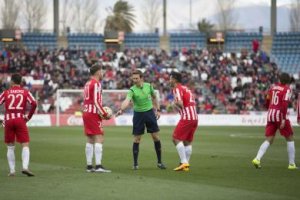 José Ángel y Lolo Reyes protestan una jugada al árbitro.