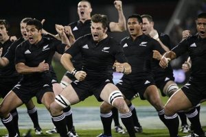 El rugby de Almería prepara una Haka en el ayuntamiento.