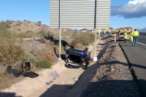 Vehículo volcado en la cuneta de la A-92 en el término municipal de Gádor.
