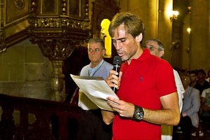 Corona hablando a la Virgen del Mar que le protegerá allá donde vaya.