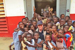 Niños  de Costa de Marfil rodean a Giménez después de haberse vacunado frente a la meningitis. 