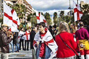 Muchos de los asistentes a la concentración portaron banderas de Almería.