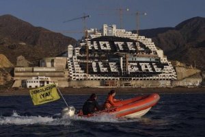 Una zódiac de Greenpeace navega frente al hotel de El Algarrobico.