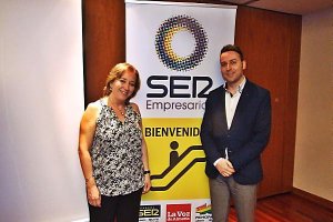 Araceli Mendieta, ponente de SER Empresarios  y Ricardo Céspedes, director comercial de LA VOZ.